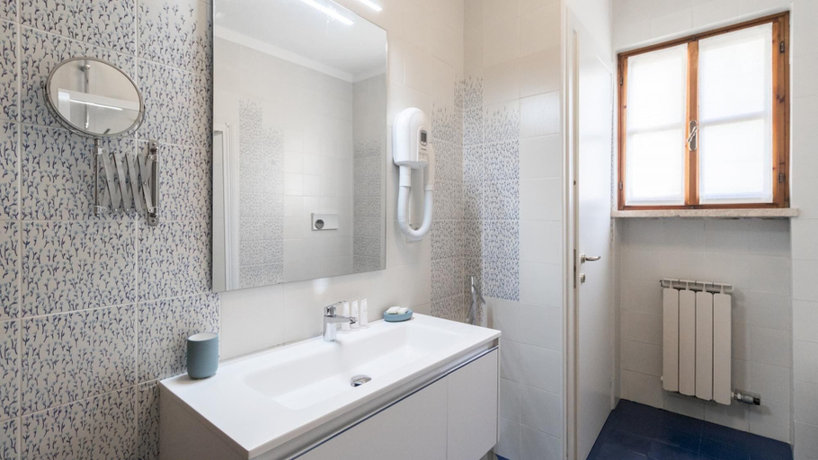 Bathroom 5, Il Borgo Apartments C2 - Sv-d600-navi44btc, Savona