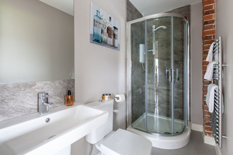 Bathroom 4, The Caledon, Isle of Wight