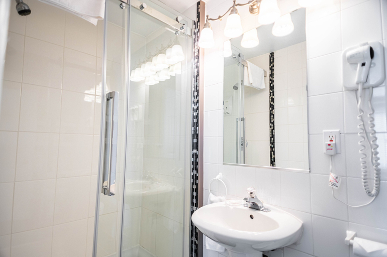 Bathroom 4, Auberge McGee's Inn, Ottawa