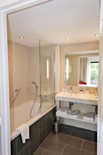 Bathroom 5, Hôtel & Spa - Thalazur Cabourg, Calvados