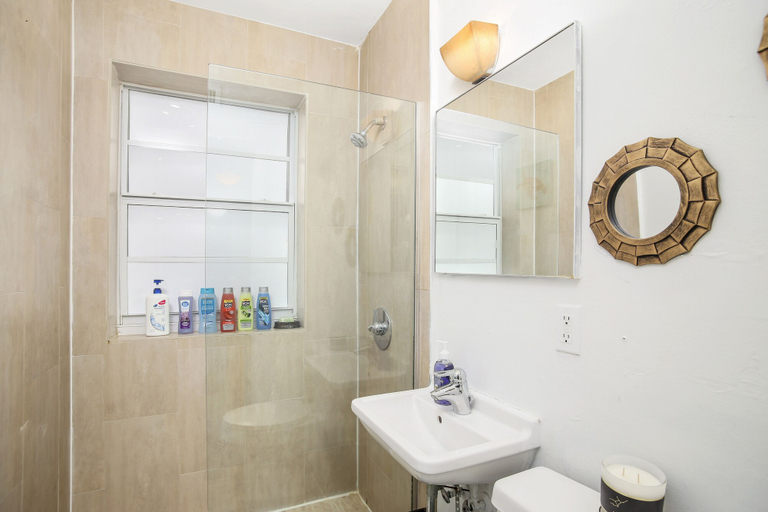 Bathroom 5, Apartment on the Beach, Miami-Dade