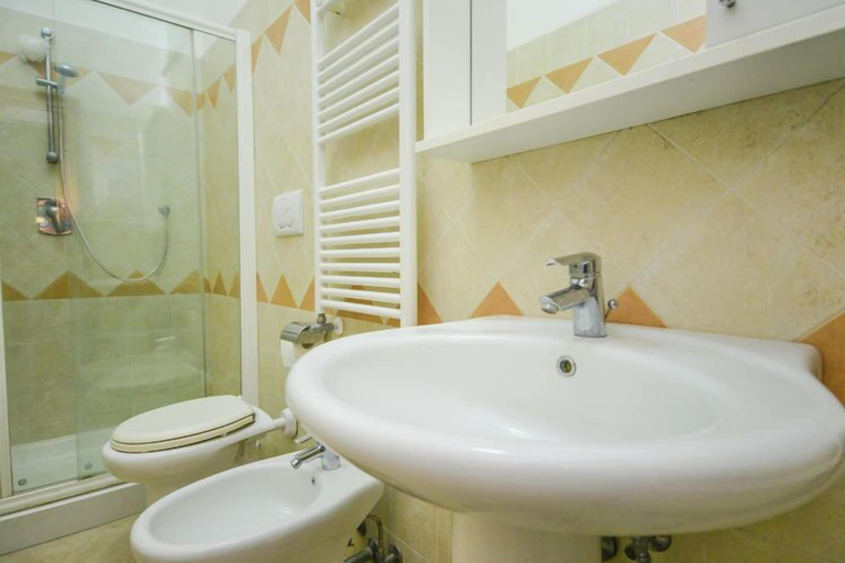 Bathroom 3, Casale Nunziatina, Napoli