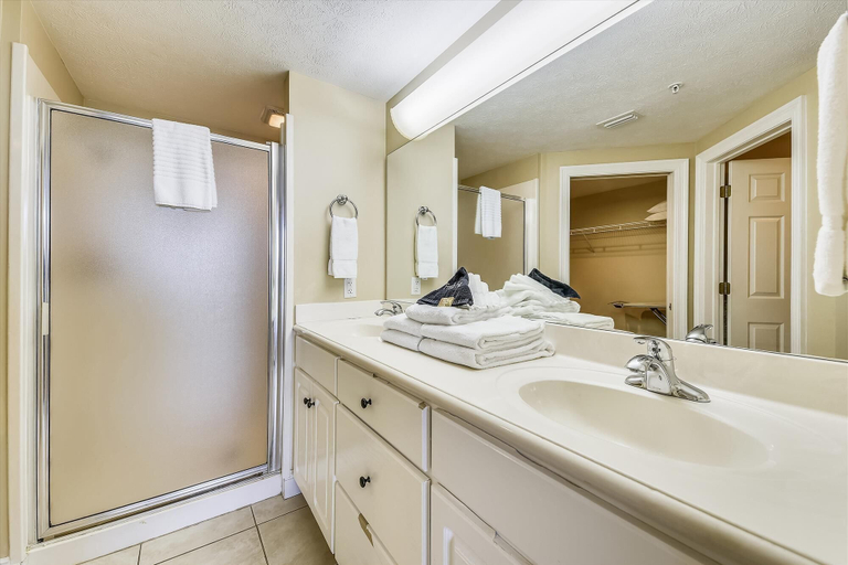 Bathroom 4, Treasure Island 0203, Bay