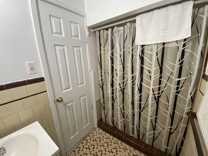 Bathroom 3, Gateway Inn, Warren