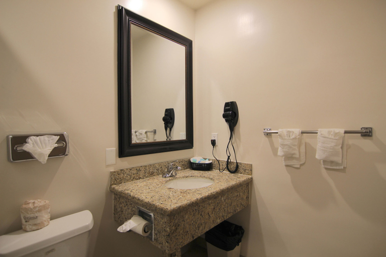 Bathroom 4, Dunes Inn - Wilshire, Los Angeles