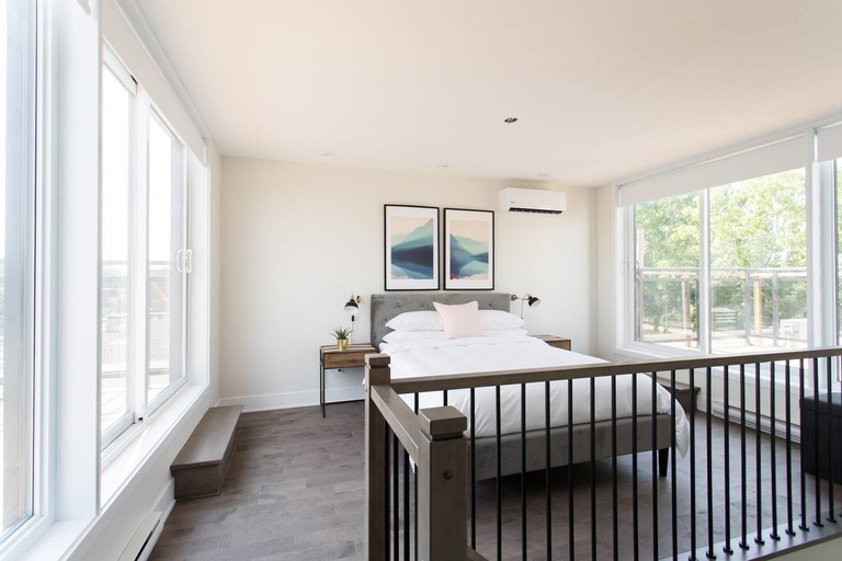 Bedroom 3, Stunning Split Level 3 BR Little Italy Apartment, Montréal