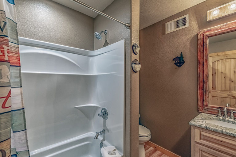 Bathroom 4, Cozy Knotty and Nice - Four Bedroom Cabin, Lincoln