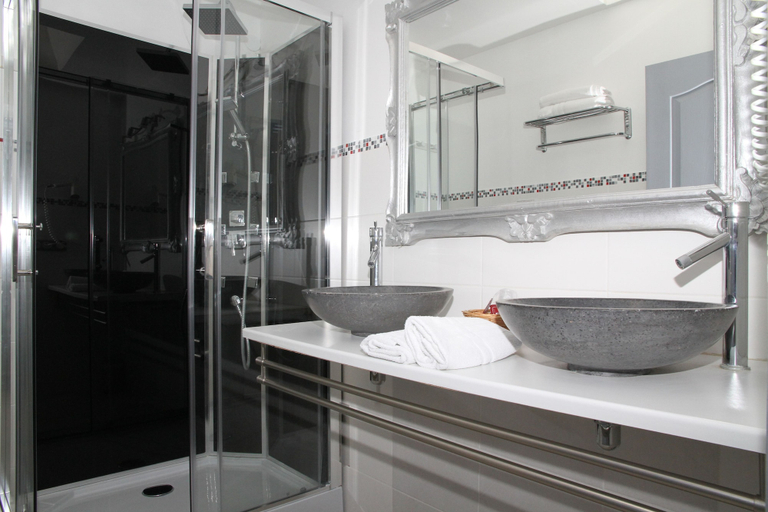 Bathroom 4, Hôtel Le Saint Germain, Hérault