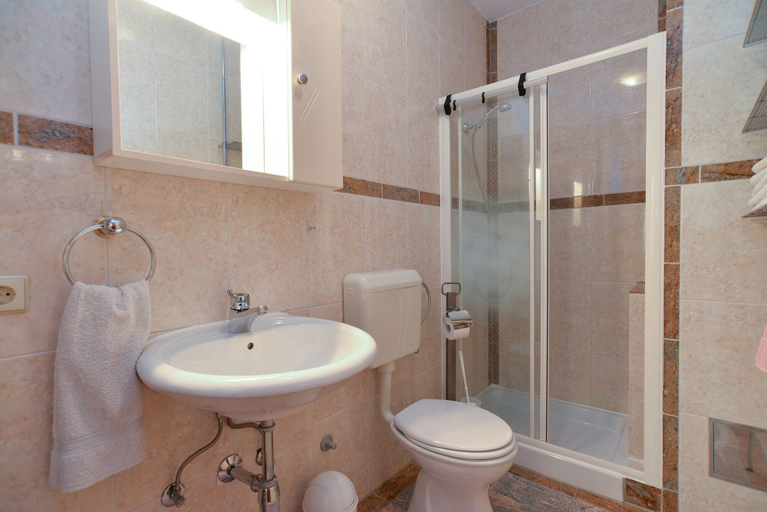 Bathroom 3, Apartment 336, Poreč