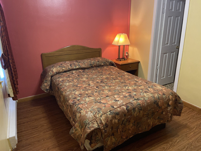 Bedroom 4, Gateway Inn, Warren