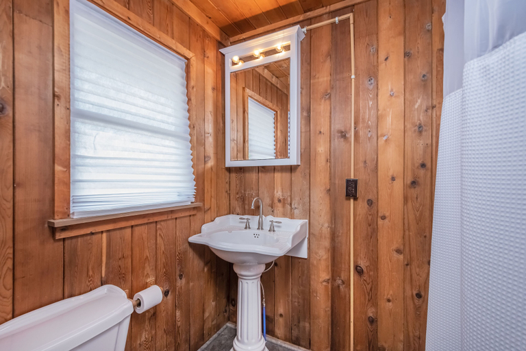 Bathroom 3, Runnin' Down a Dream, Garrett