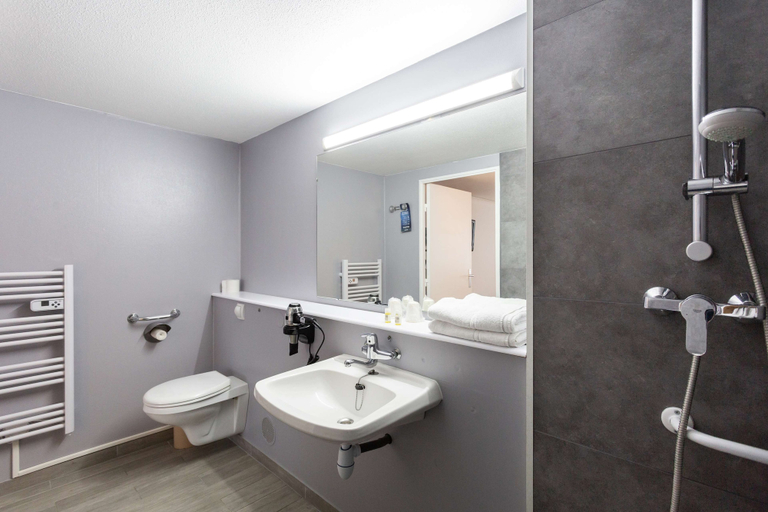 Bathroom 4, Kyriad Issoudun, Indre