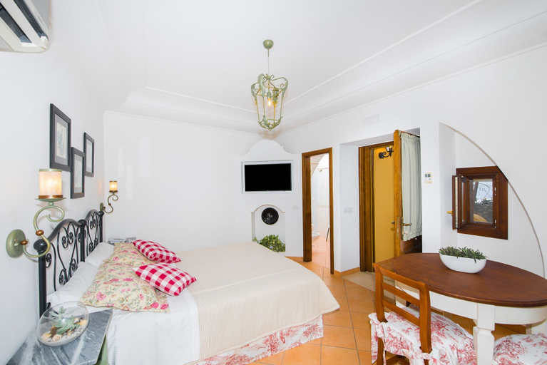 Bedroom 3, Villa Zeus, Salerno