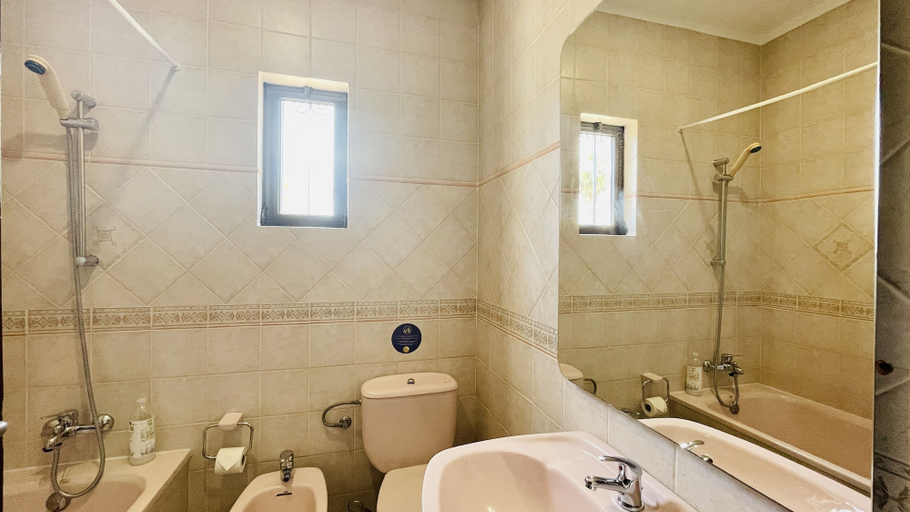 Bathroom 4, El Gharbe CIP, Albufeira