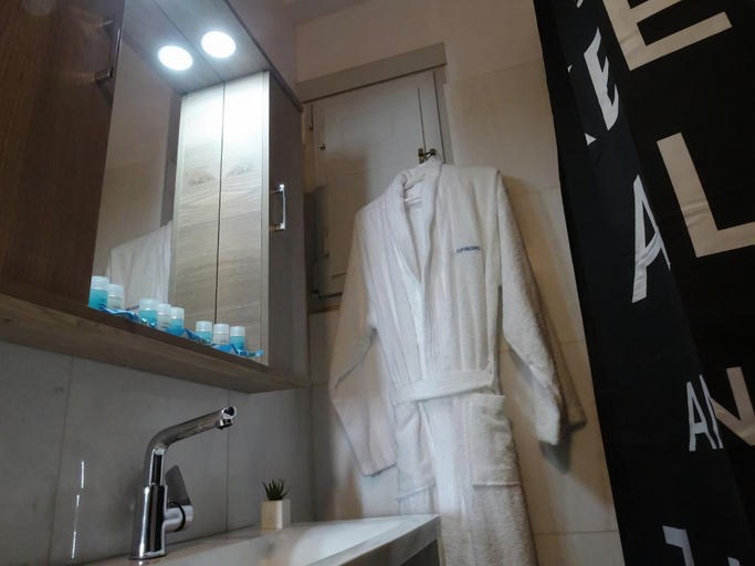 Bathroom 5, Santoriviera House, South Aegean