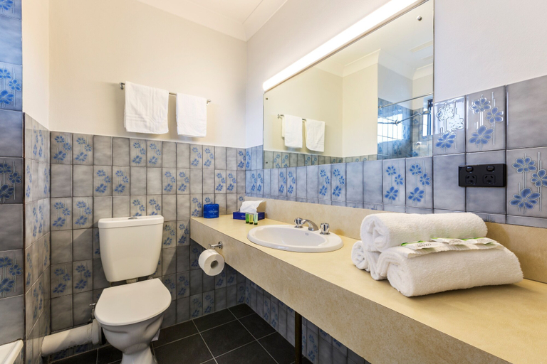 Bathroom 4, Boomerang Hotel, Albury