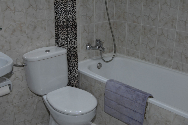 Bathroom 5, Hotel Santa Cruz, Asturias