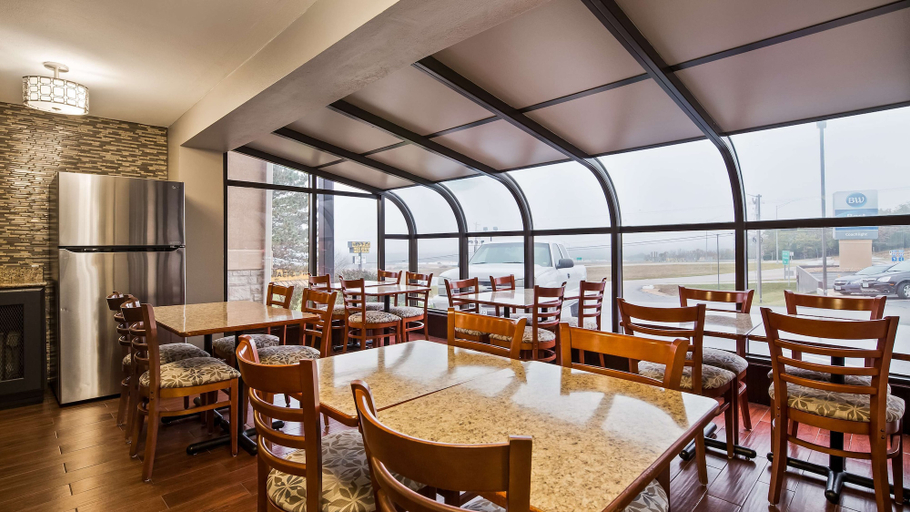Food & Drinks 5, Best Western Coachlight, Phelps