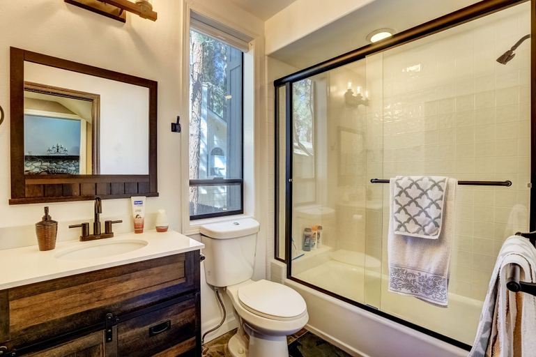 Bathroom 4, Mystic Pine, Douglas