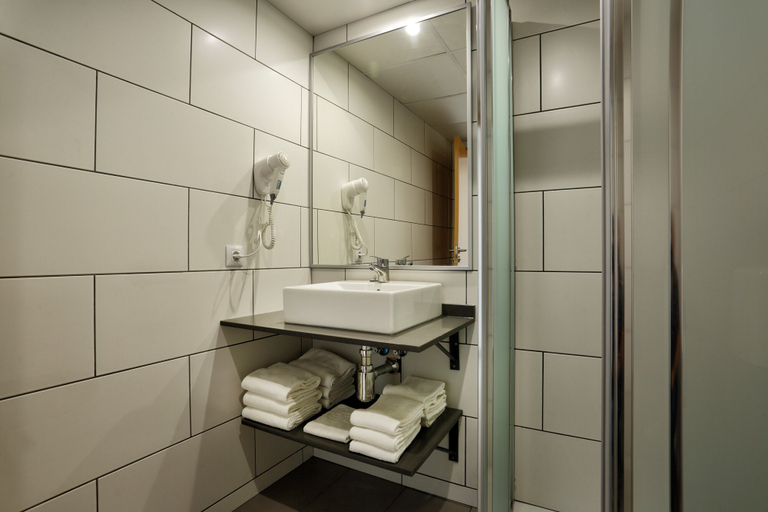 Bathroom 4, Pins Platja Apartments, Tarragona