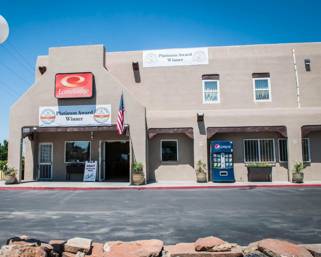 Exterior & Views 2, Econo Lodge Albuquerque Old Town, Bernalillo