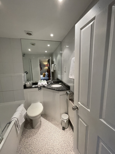 Bathroom 4, Shandon Hotel, London