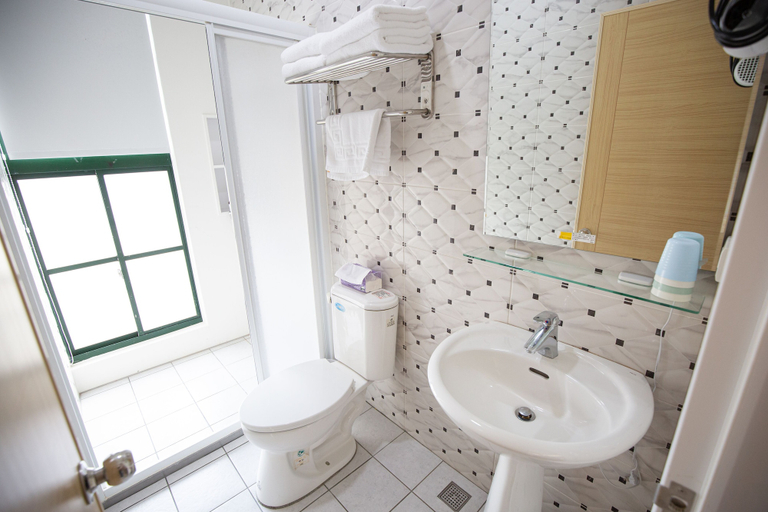 Bathroom 4, Jia-Jia Business Hotel, Yilan