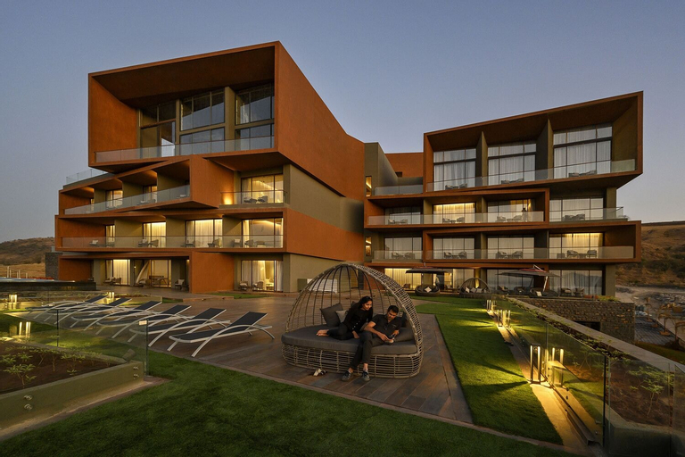 Exterior & Views