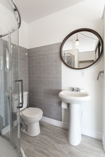 Bathroom 4, Whale House Guest House, Division No. 1