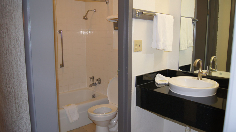 Bathroom 4, Executive Inn, Cumberland