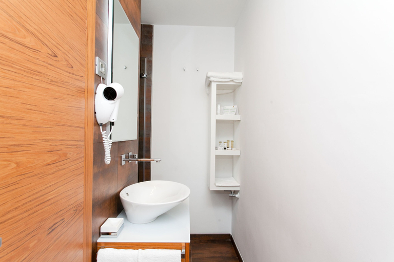 Bathroom 5, Scialì Hotel, Foggia