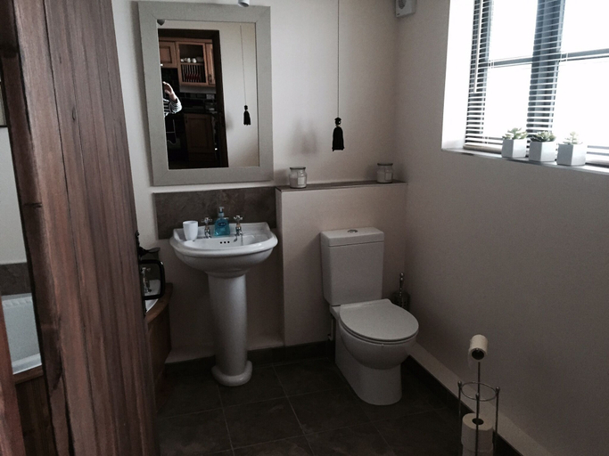 Bathroom 4, Impeccable 2-bed Cottage Near Betws y Coed, Conwy