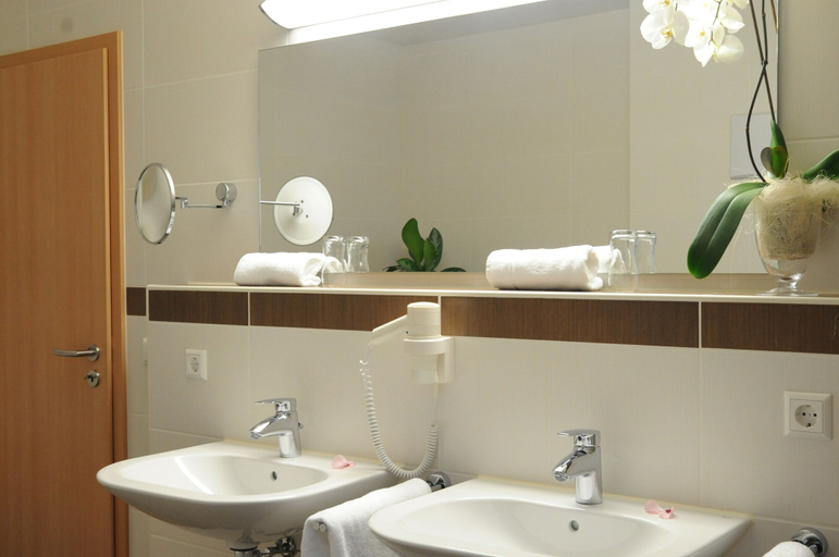 Bathroom 4, Beierleins Hotel & Catering GmbH, Zwickau