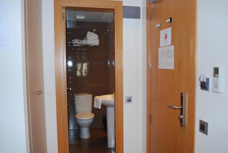 Bathroom 4, Hostal Las Flores, Barcelona