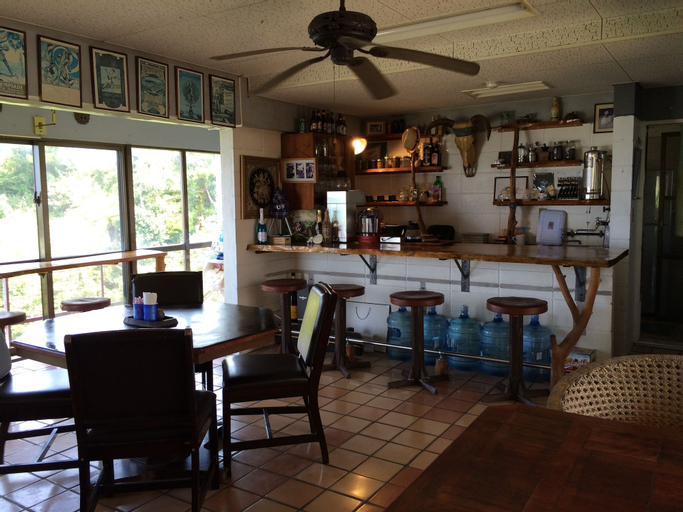 Food & Drinks 5, Surfside Bed & Breakfast, Onna