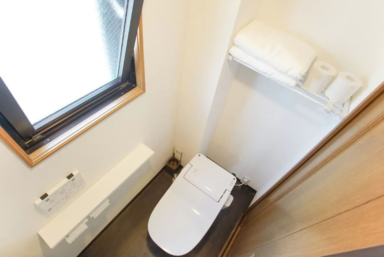 Bathroom 3, Dandelion, Taitō