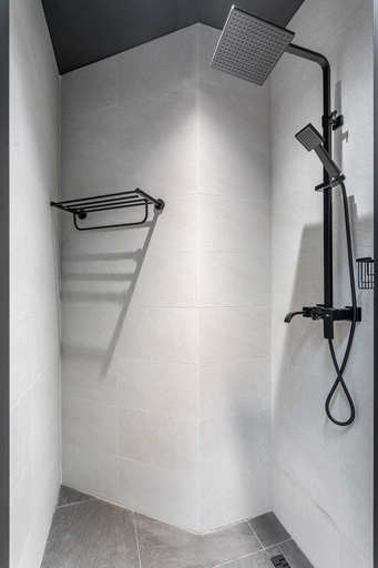 Bathroom 2, Dot Space 84, North-Western
