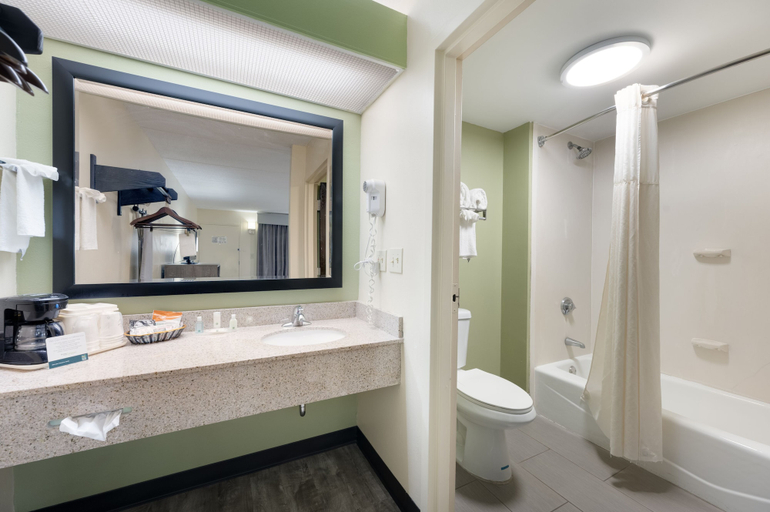 Bathroom 4, Quality Inn Airport - Southeast, Jefferson