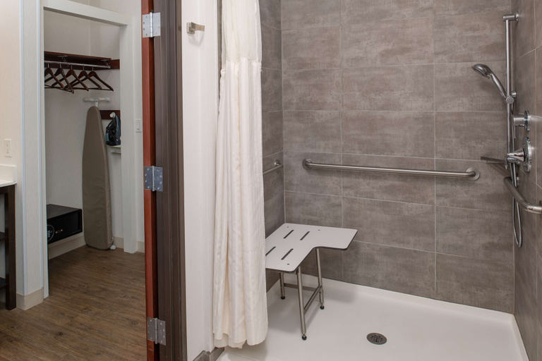 Bathroom 5, DoubleTree by Hilton Olympia Downtown Capitol District, Thurston