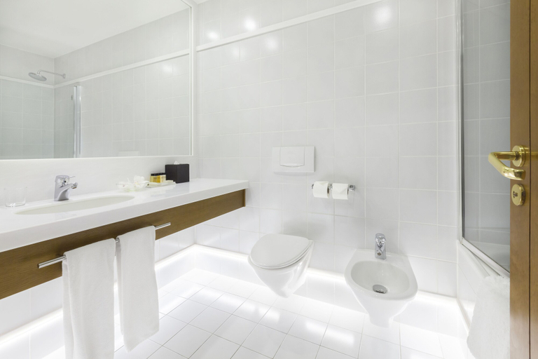 Bathroom 4, Corinthia Hotel St Petersburg, Sankt-Peterburg gorsovet