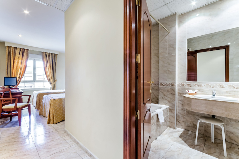 Bathroom 4, Roma Aurea, Toledo