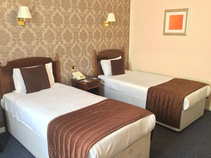 Bedroom 3, Ramada by Wyndham Crawley Gatwick, West Sussex