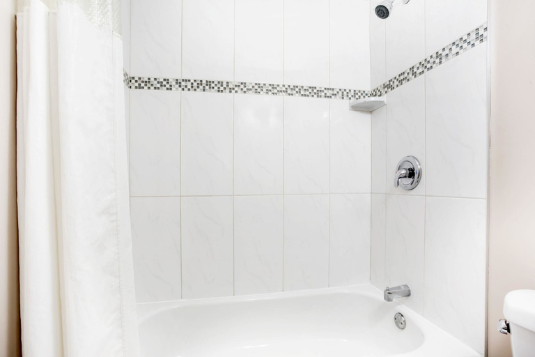 Bathroom 4, Howard Johnson by Wyndham Downtown Kamloops, Thompson-Nicola