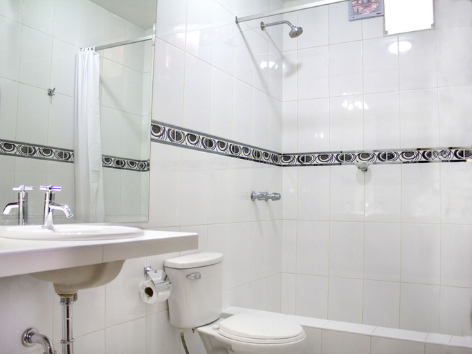 Bathroom 5, Hotel Manhattan Inn Airport, Callao