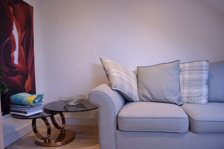 Others 5, Stylish 2 Bed Apartment in West Hampstead, London