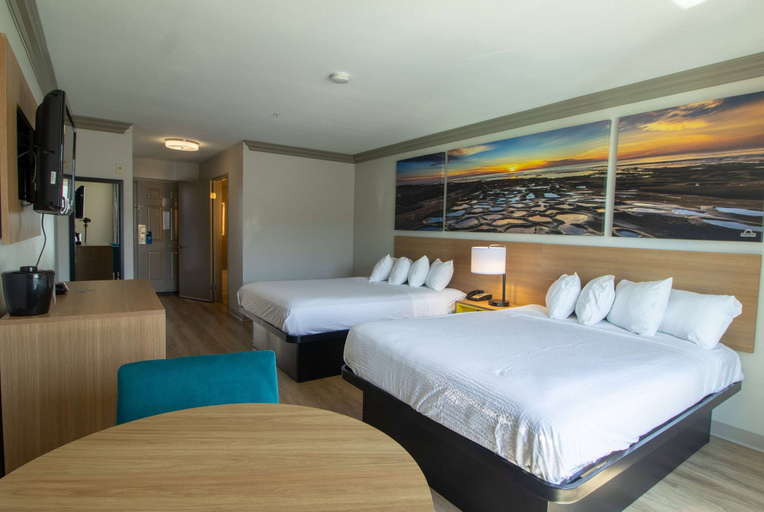 Bedroom 2, Days Inn by Wyndham Carlsbad, San Diego