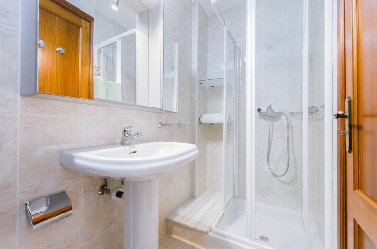 Bathroom 3, M&M, Baleares