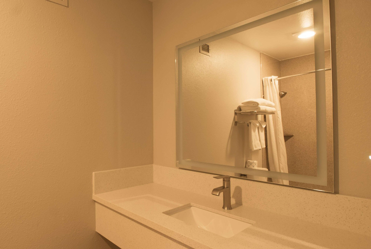 Bathroom 5, Days Inn by Wyndham Carlsbad, San Diego