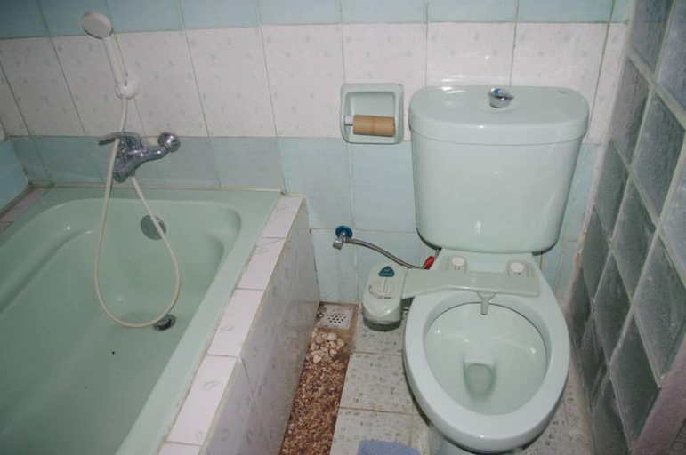 Bathroom 2, Kopi Doki Guest Haus, Coron