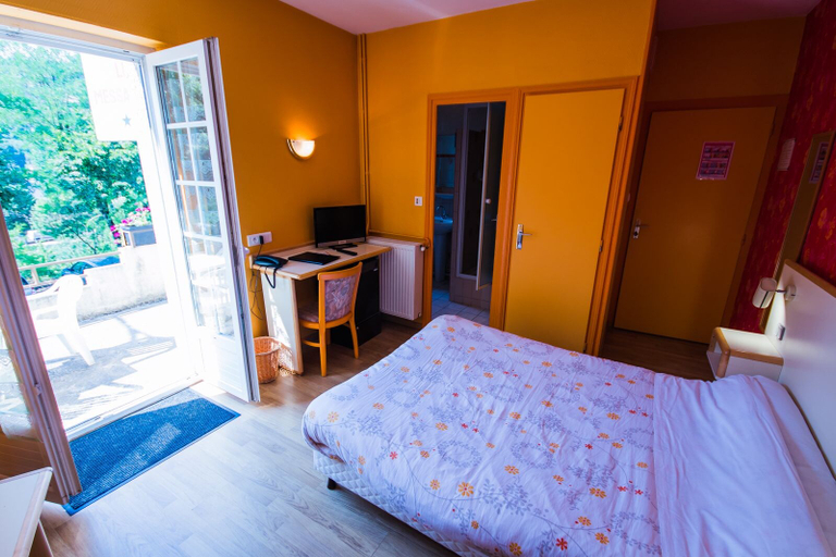 Bedroom 4, Les Messageries, Cantal